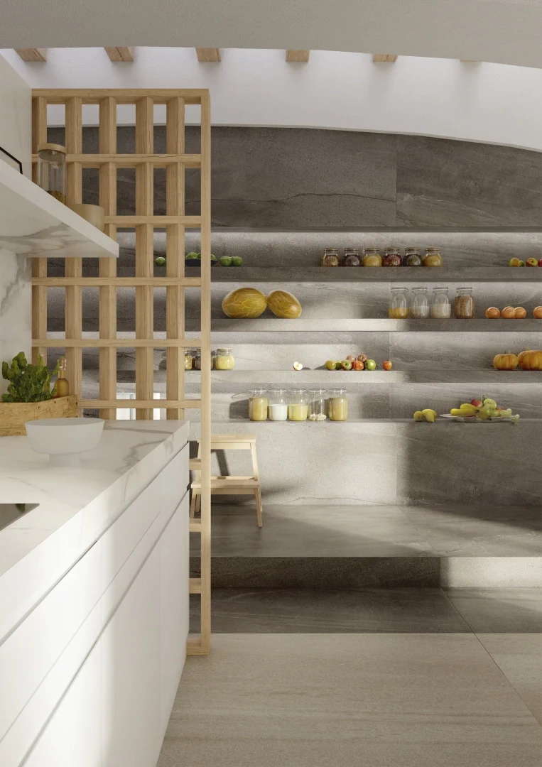 Gres Ariostea MARBLE ACTIVE efekt marmur - aranzacja w korytarzu z naturalnym swiatlem