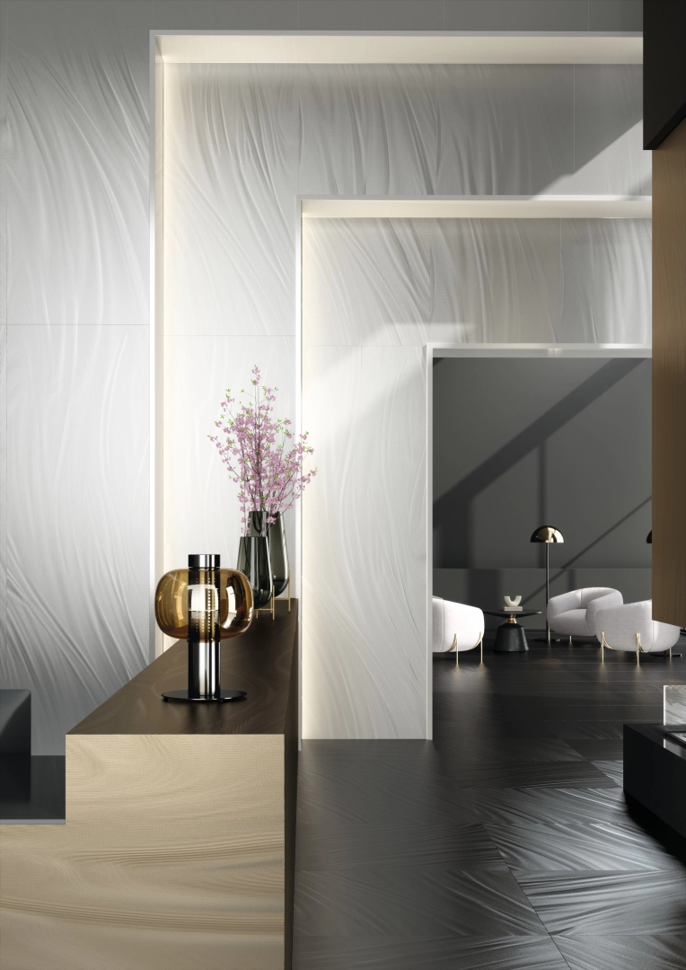 Gres ariostea LUCE efekt metal - aranzacja w korytarzu z naturalnym swiatlem