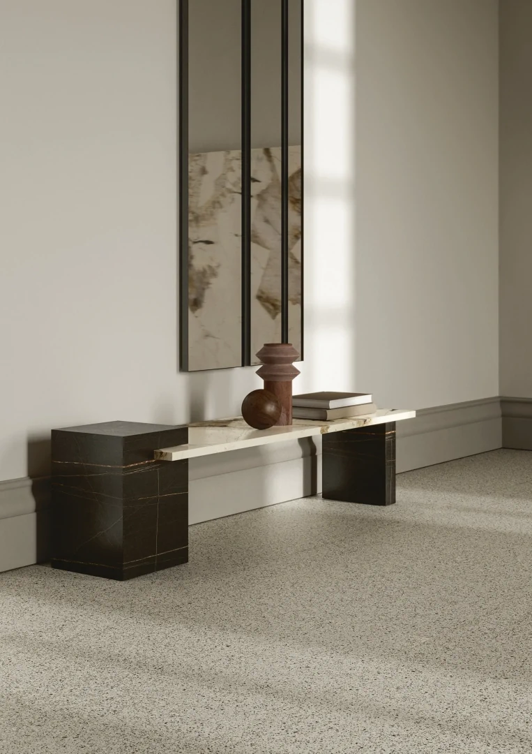 Gres Ariostea ACCADEMIA efekt terrazzo - aranzacja w korytarzu z naturalnym swiatlem