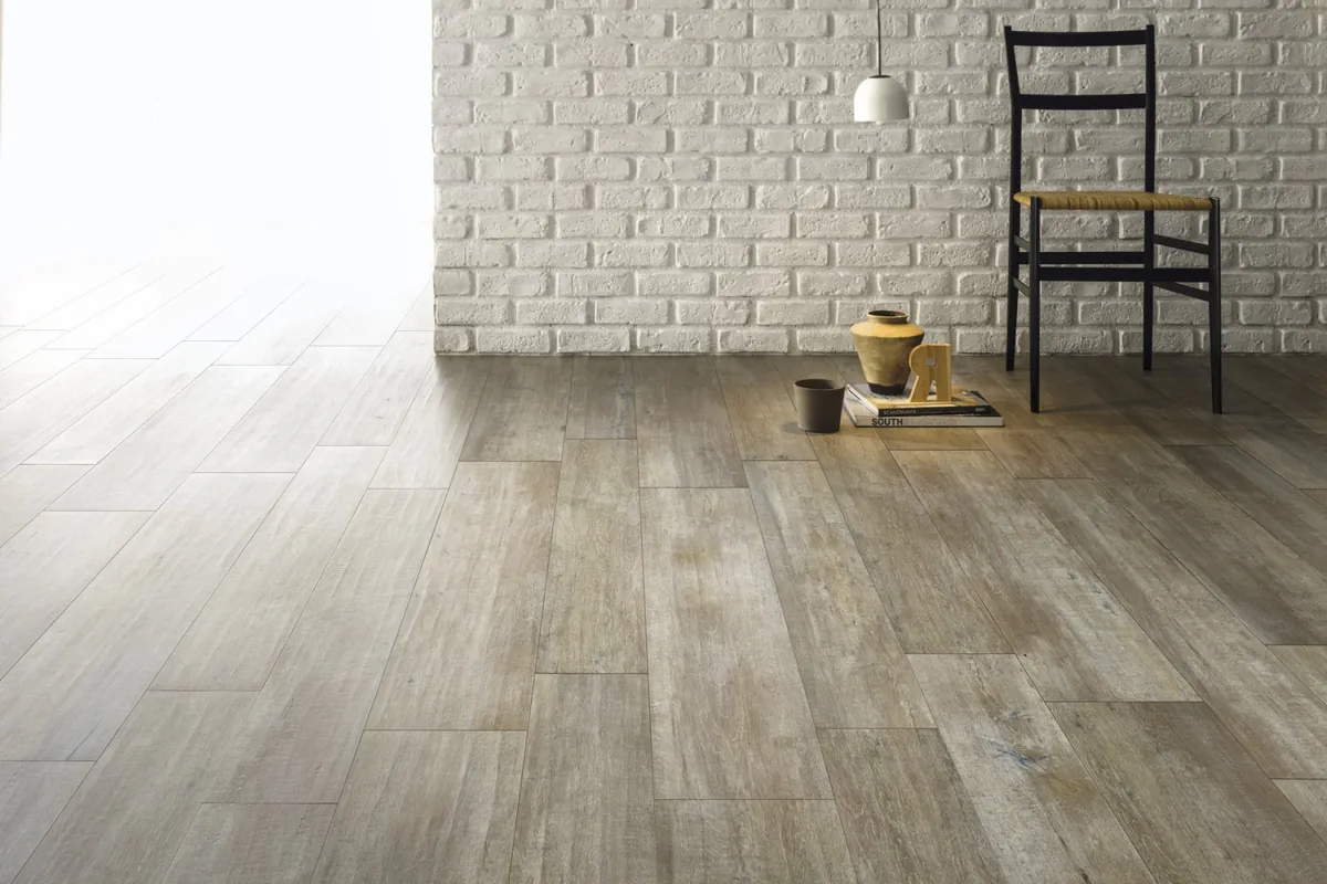 Gres Ariostea LEGNI HIGH-TECH efekt drewno - aranzacja w korytarzu z naturalnym swiatlem