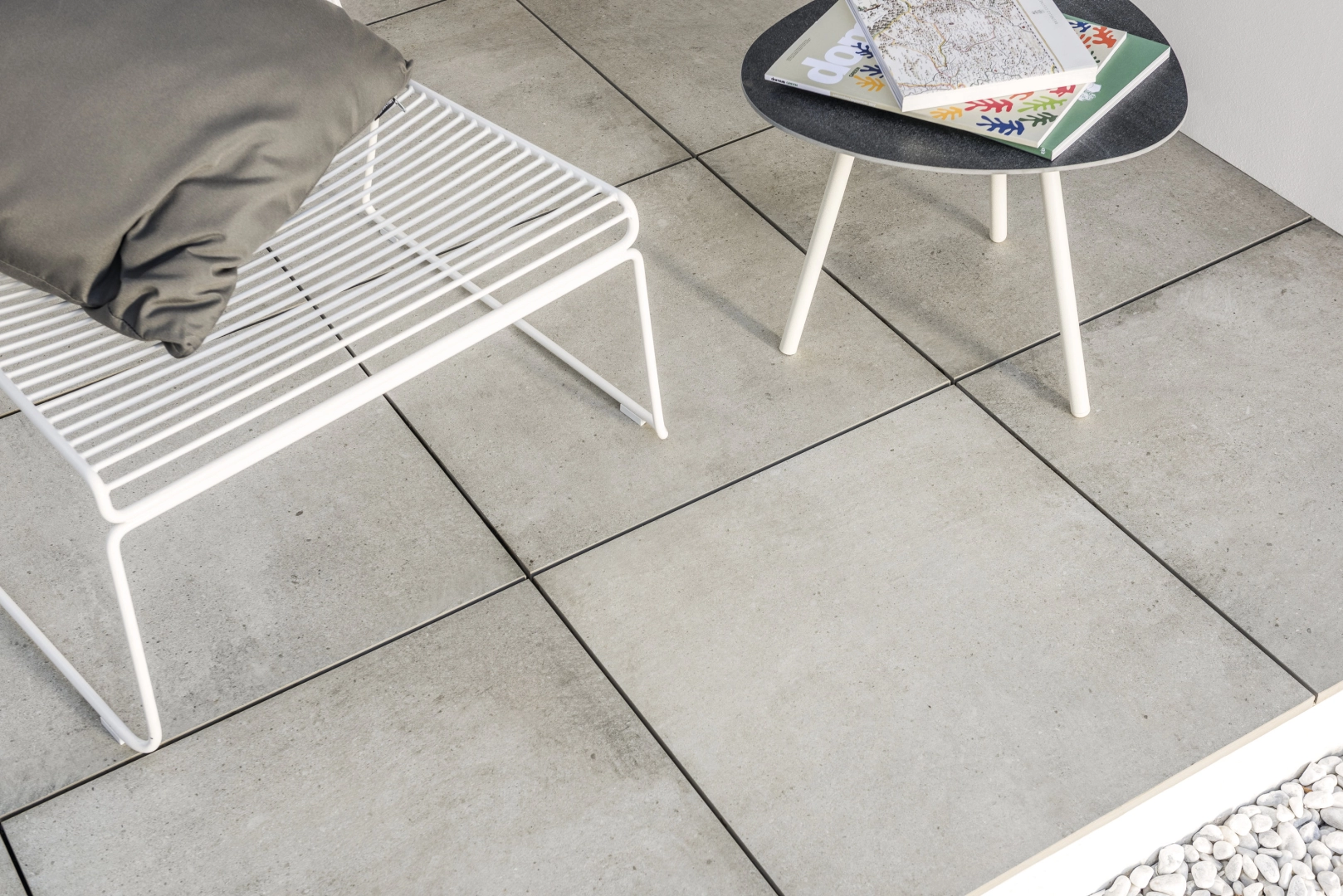 Gres Ariostea OUTDOOR efekt kamień - aranzacja w minimalistycznym wnetrzu