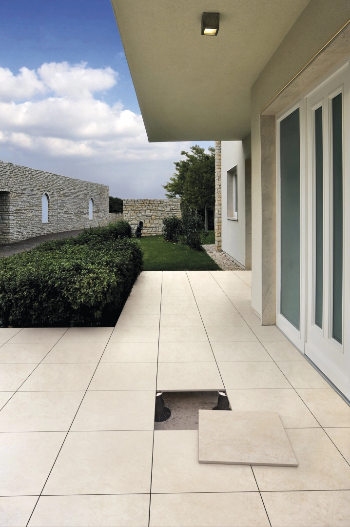 Gres Ariostea OUTDOOR efekt kamień - aranzacja w minimalistycznym wnetrzu