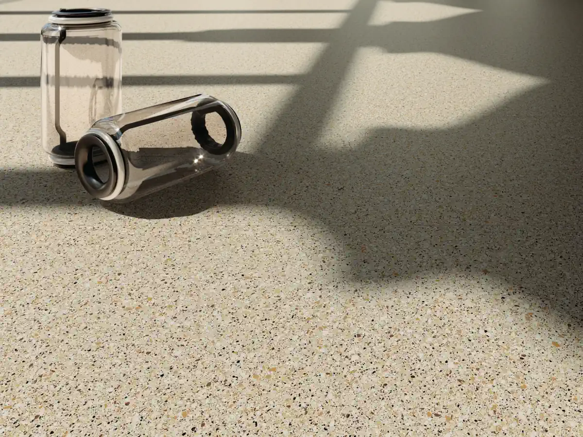 Gres Ariostea ACCADEMIA efekt terrazzo - aranzacja w korytarzu z naturalnym swiatlem