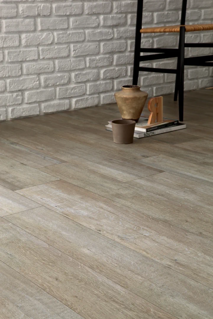 Gres Ariostea LEGNI HIGH-TECH efekt drewno - aranzacja w nowoczesnym salonie