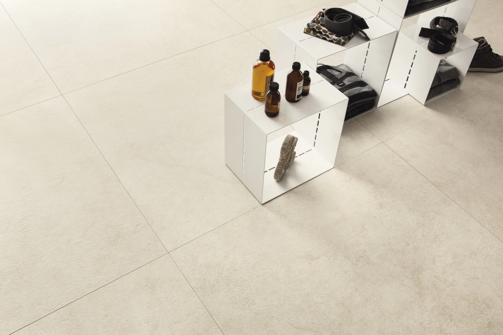 Gres Ariostea ULTRA PIETRE efekt kamień - aranzacja w eleganckiej lazience