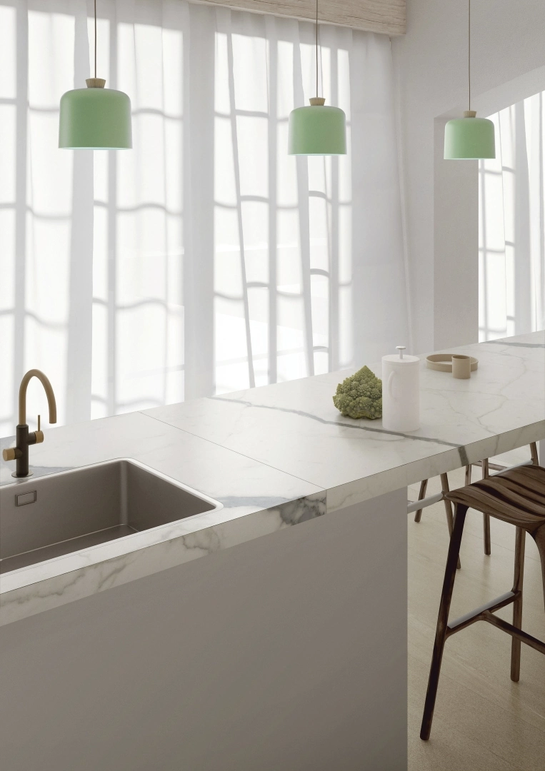 Gres Ariostea MARBLE ACTIVE efekt marmur - aranzacja w nowoczesnym salonie