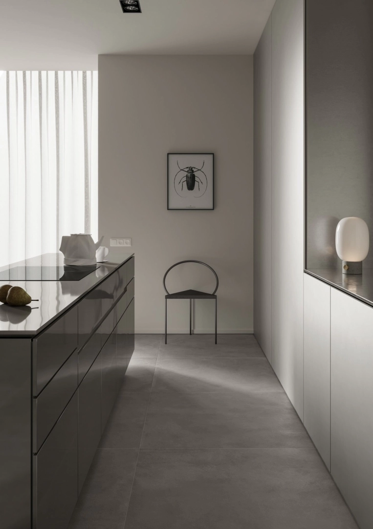 Gres Ascot CITY efekt beton - aranzacja w korytarzu z naturalnym swiatlem