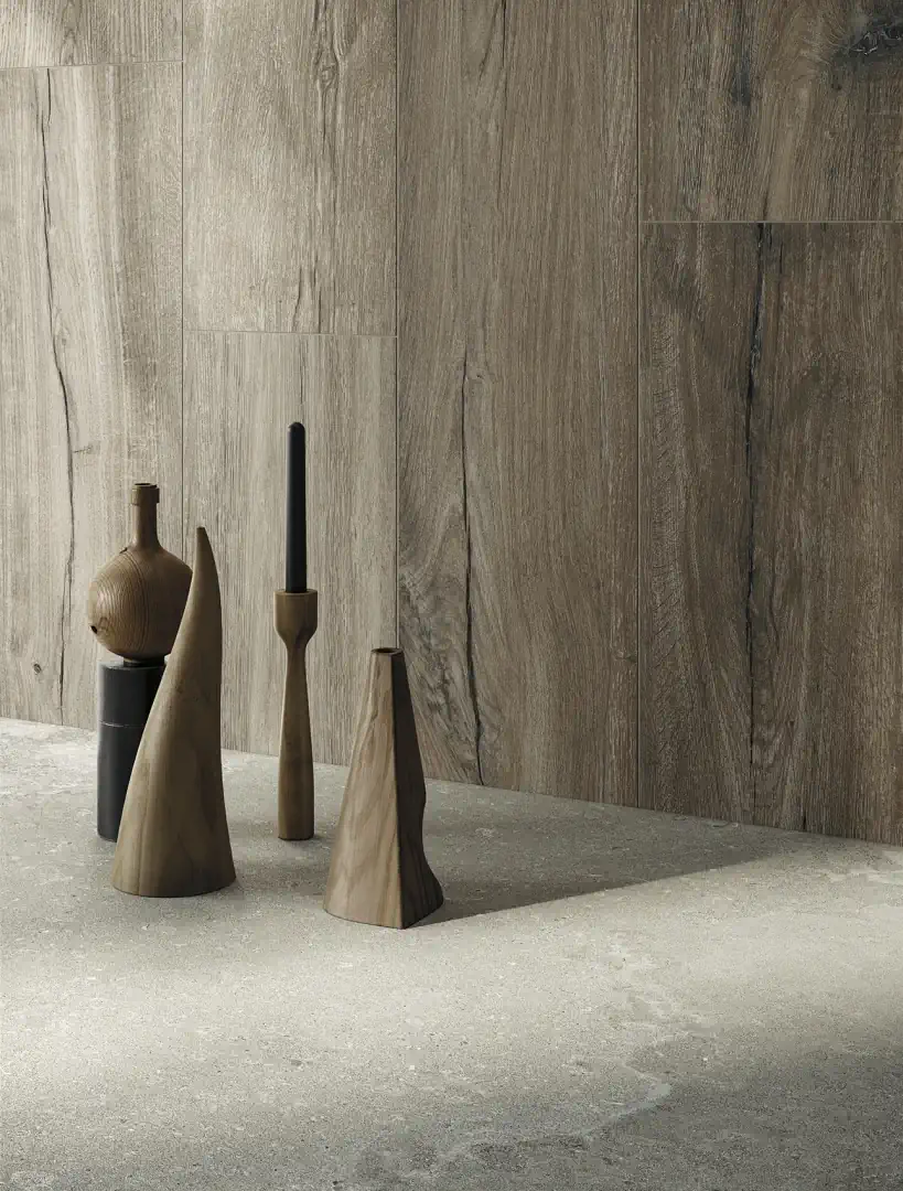Gres Ascot SIGNATURE STONE efekt kamień - aranzacja w korytarzu z naturalnym swiatlem