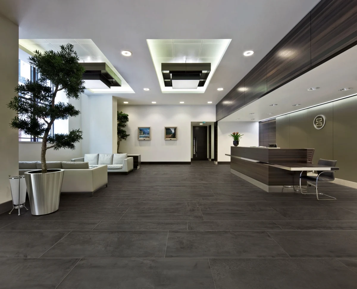 Gres Ascot PROWALK efekt beton - aranzacja w przy kominku