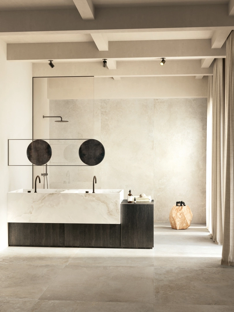 Gres Ascot SLABS efekt marmur, beton - aranzacja w korytarzu z naturalnym swiatlem
