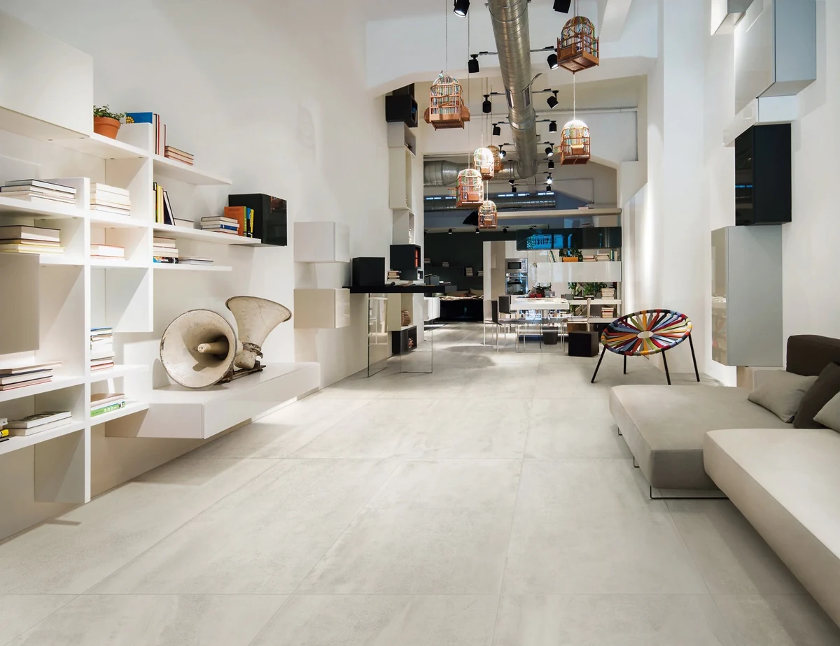 Gres Ascot PROWALK efekt beton - aranzacja w korytarzu z naturalnym swiatlem