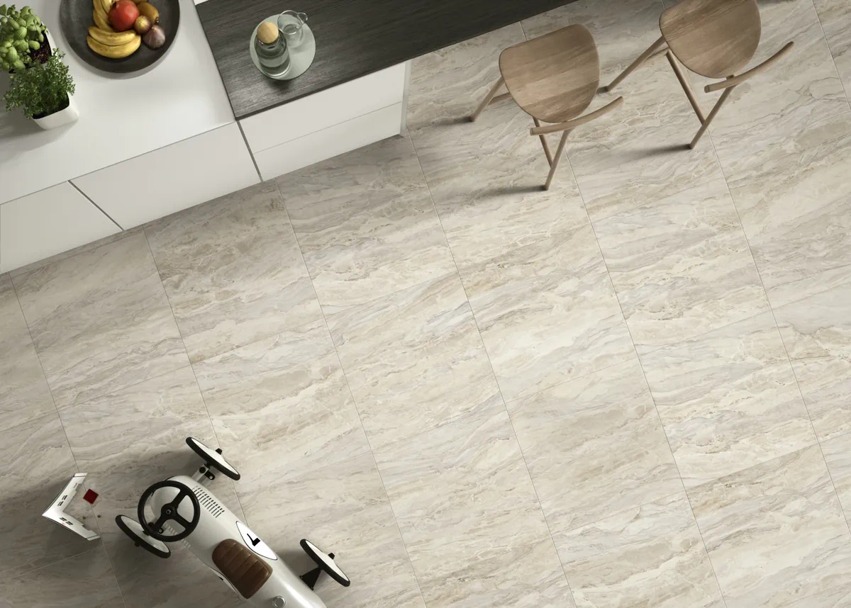 Gres Ascot GEMSTONE efekt marmur - aranzacja w korytarzu z naturalnym swiatlem