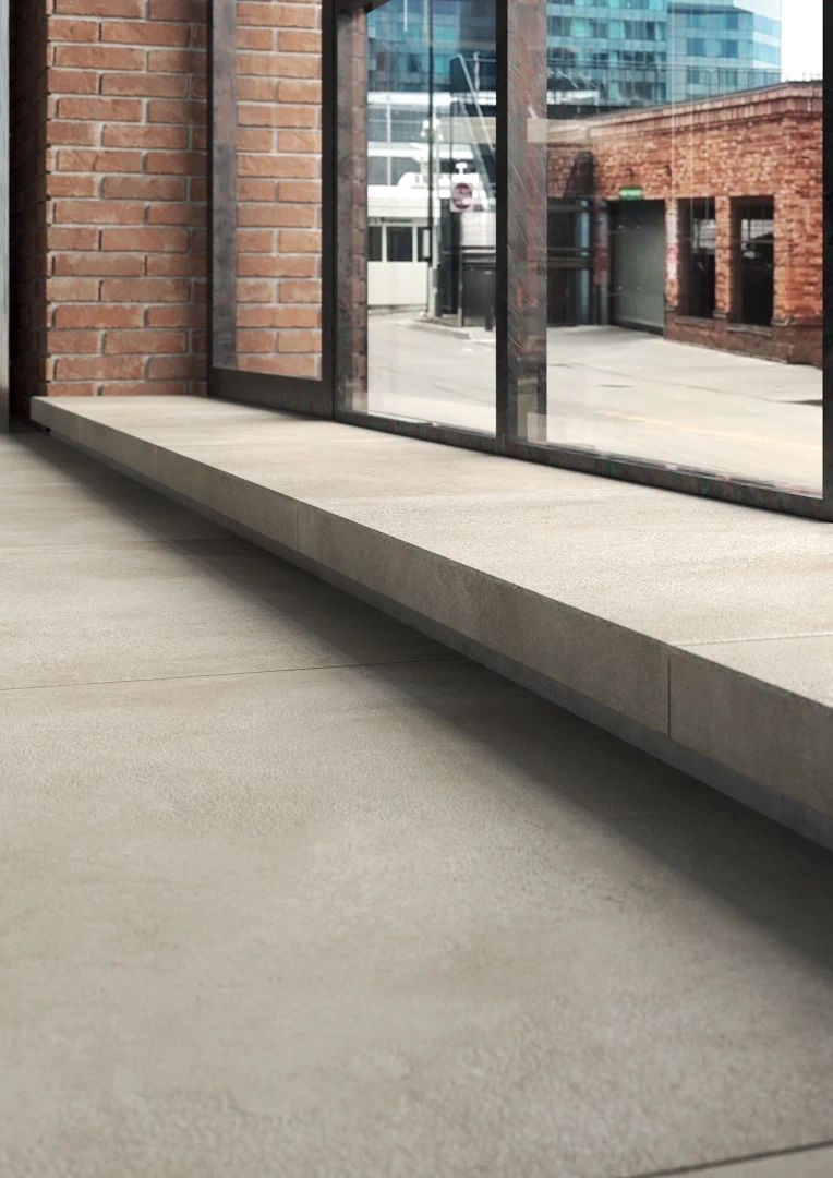 Gres Ascot CITY efekt beton - aranzacja w strefie dziennej z duzymi przeszkleniami