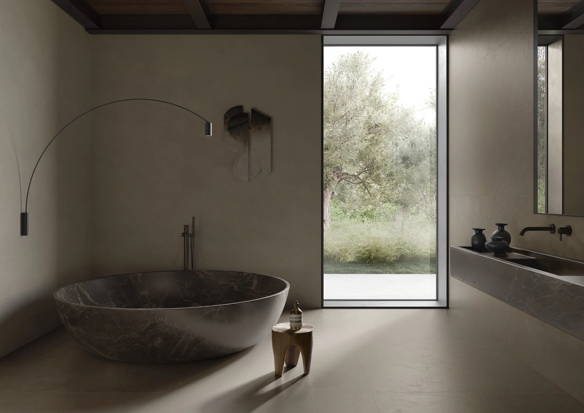 Gres Ascot PIGMENTA efekt beton - aranzacja w korytarzu z naturalnym swiatlem