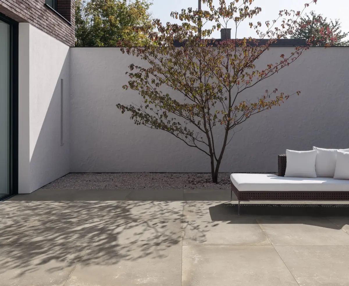 Gres Ascot GARDEN20 efekt kamień, beton - aranzacja w korytarzu z naturalnym swiatlem