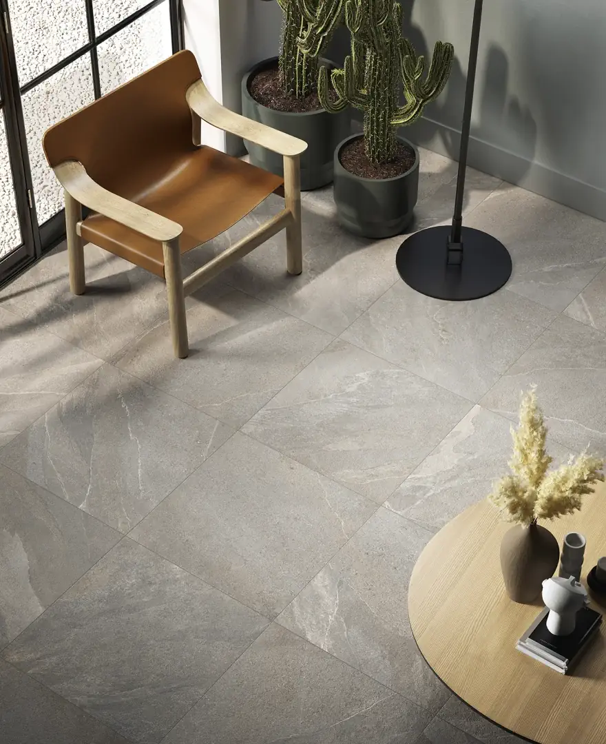 Gres Ascot LIMEQUARTZ efekt kamień - aranzacja w korytarzu z naturalnym swiatlem