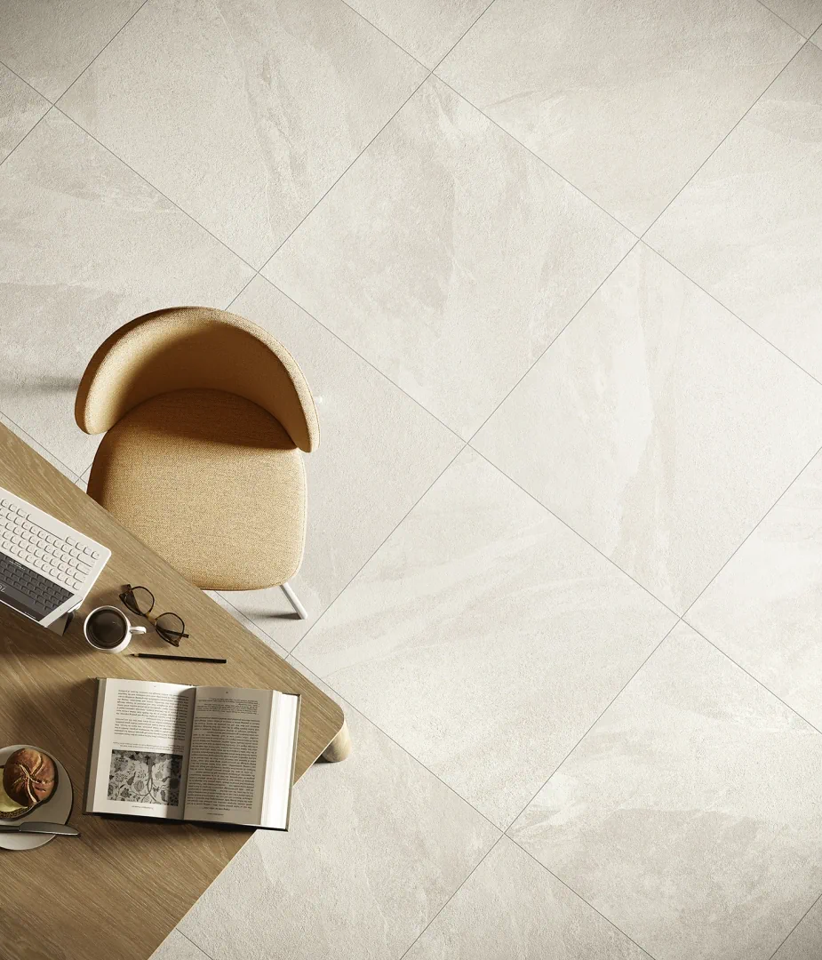 Gres Ascot LIMEQUARTZ efekt kamień - aranzacja w korytarzu z naturalnym swiatlem