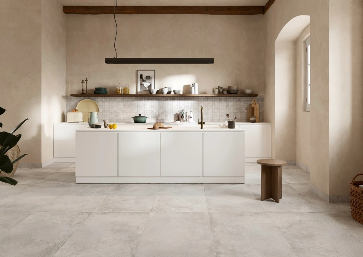 Gres Ascot URBANICA efekt beton - aranzacja w przestronnym holu