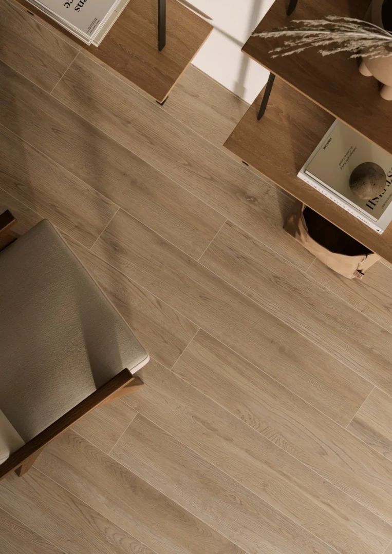Gres Ascot DEEP WOOD efekt drewno - aranzacja w strefie dziennej z duzymi przeszkleniami
