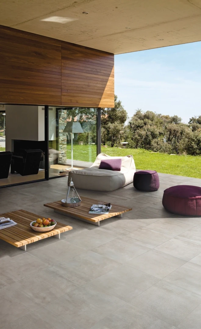 Gres Ascot GARDEN20 efekt kamień, beton - aranzacja w korytarzu z naturalnym swiatlem