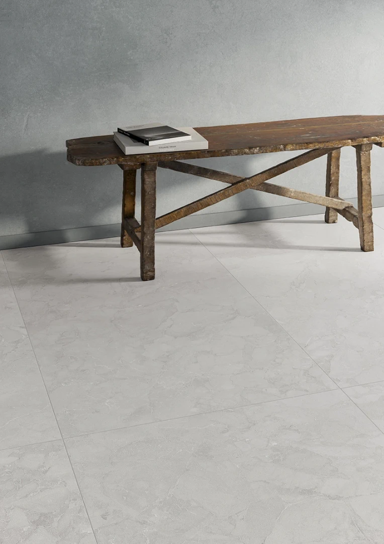 Gres Ascot ARA STONE efekt kamień - aranzacja w korytarzu z naturalnym swiatlem