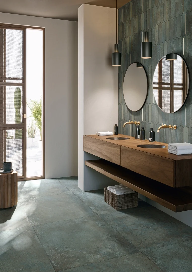 Gres Ascot URBANICA efekt beton - aranzacja w korytarzu z naturalnym swiatlem