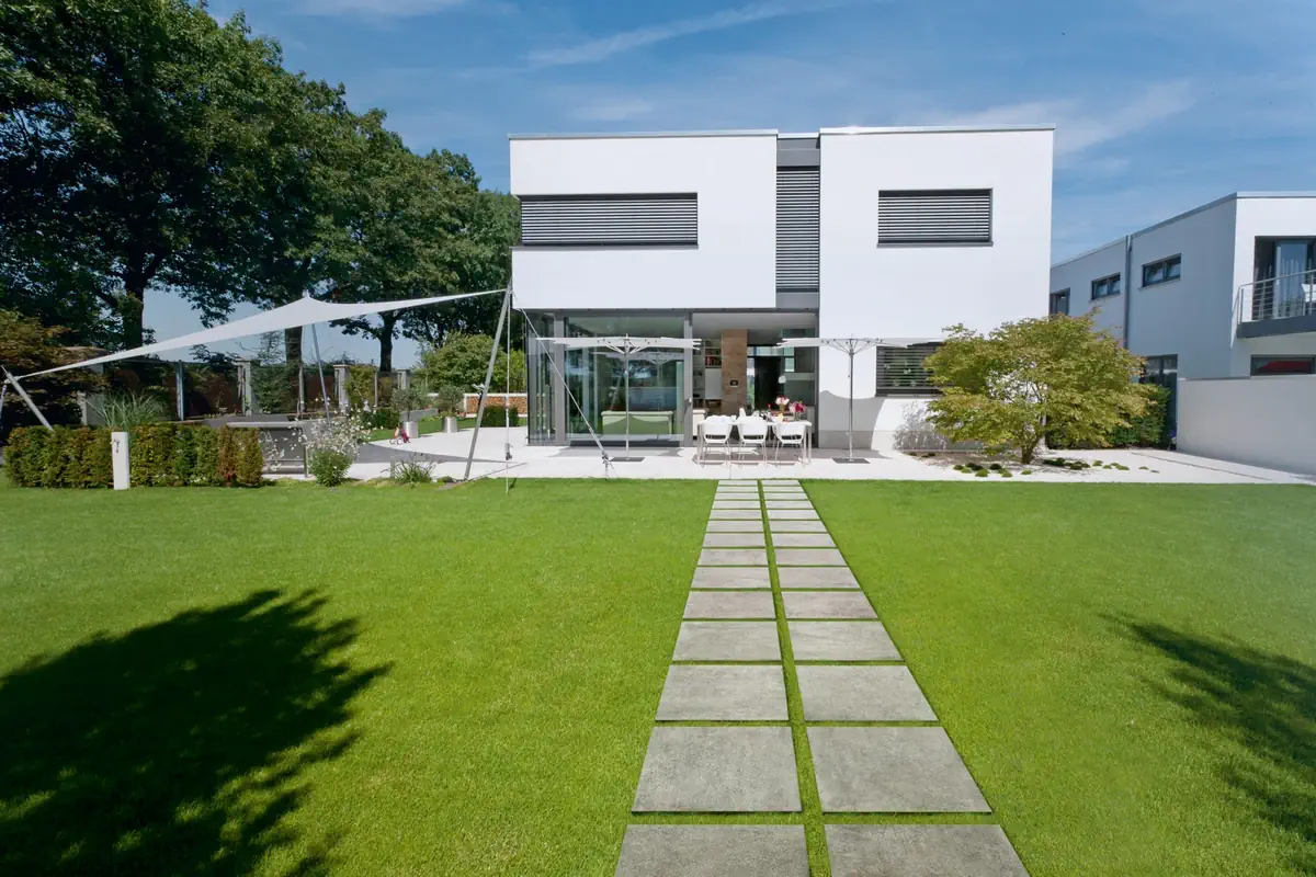 Gres Ascot PROWALK efekt beton - aranzacja w przestronnym holu