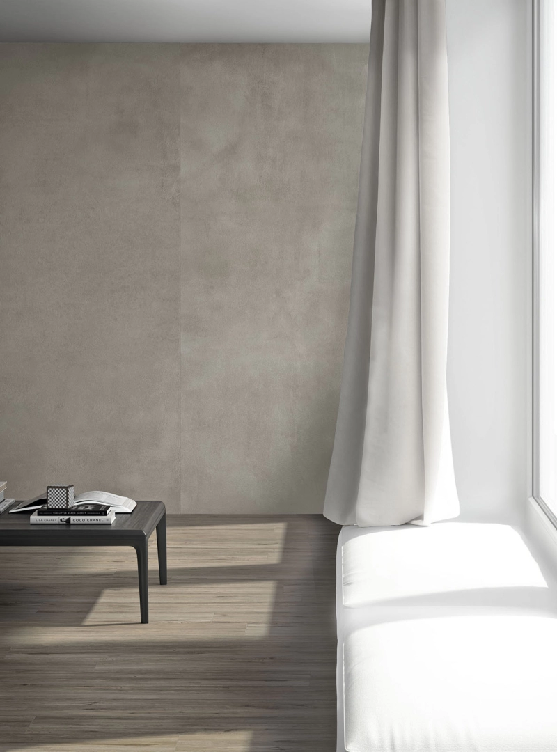 Płytki gresowe Marazzi Grande Concrete Look efekt beton w jasnym, otwartym salonie
