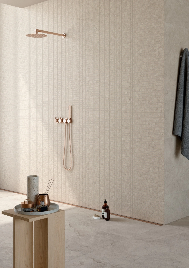 Płytki Marazzi Alba efekt drewno i kamień w salonie z naturalnym oświetleniem