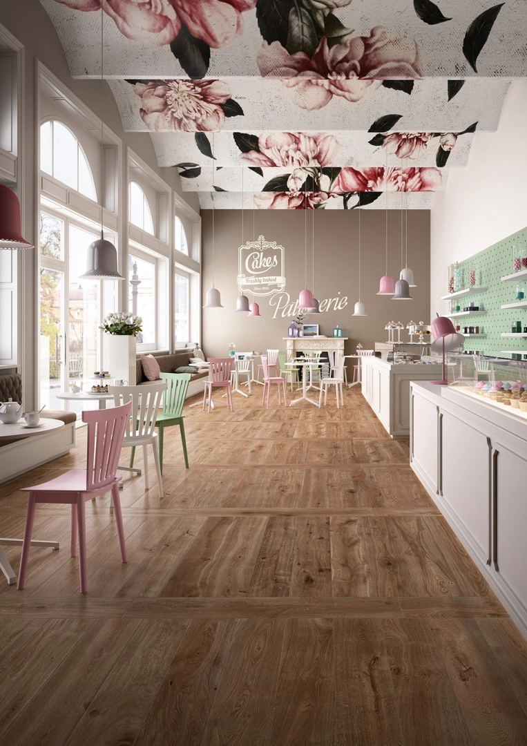 Płytki gresowe Marazzi Treverkever efekt drewno w eleganckim salonie z dużymi przeszkleniami