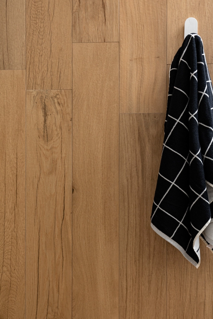 Płytki gresowe Marazzi Alba efekt drewno i kamień w eleganckim salonie z dużymi przeszkleniami