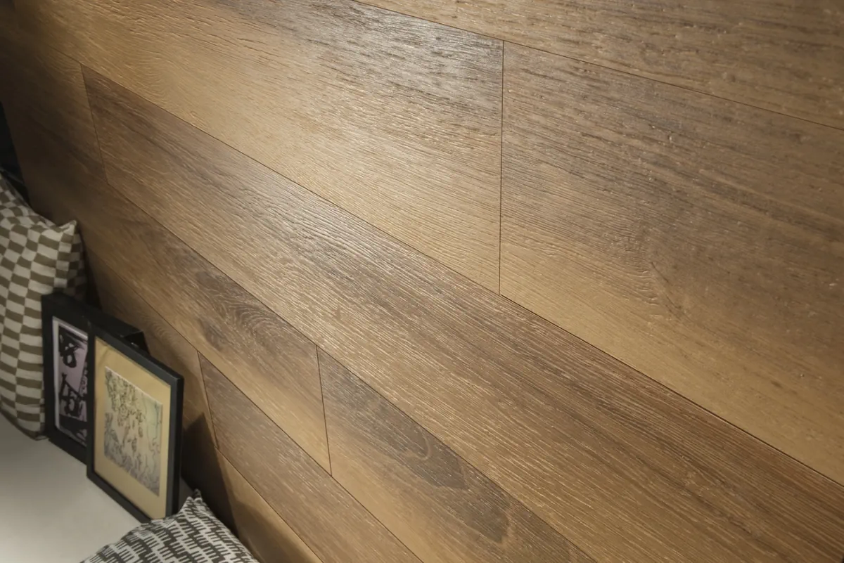 Gres Caesar LIFE efekt drewno - aranzacja w eleganckiej lazience