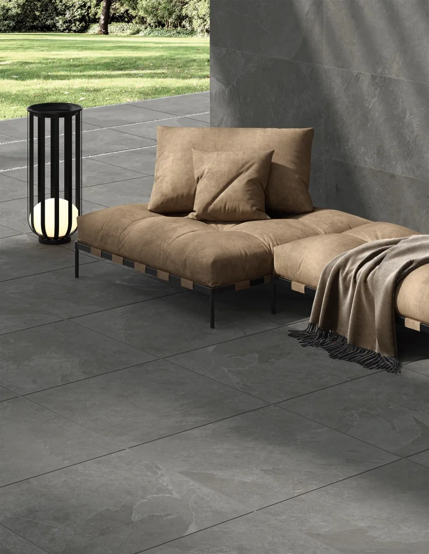 Gres Caesar SLAB2 efekt kamień - aranzacja w minimalistycznym wnetrzu