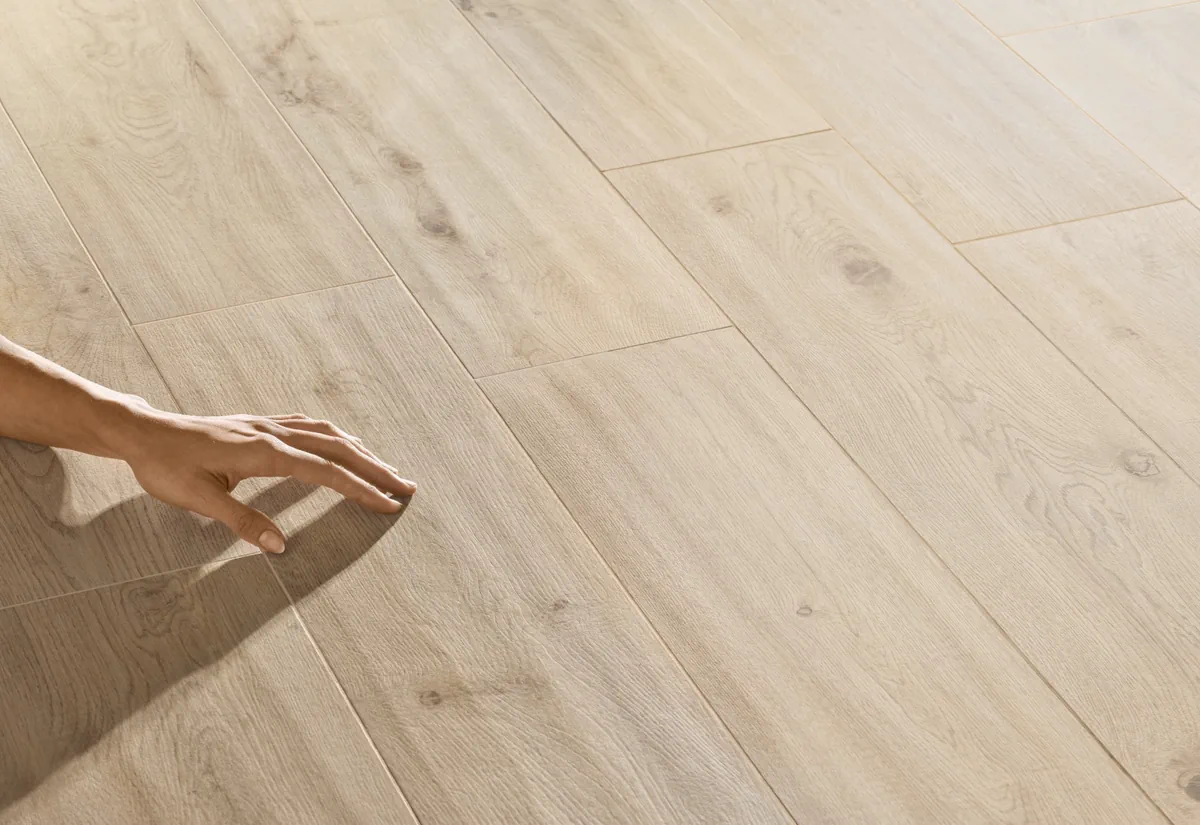 Gres Caesar REVER efekt drewno - aranzacja w eleganckiej lazience