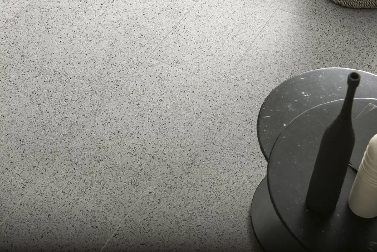 Gres Caesar AUTORE efekt terrazzo - aranzacja w strefie dziennej z duzymi przeszkleniami