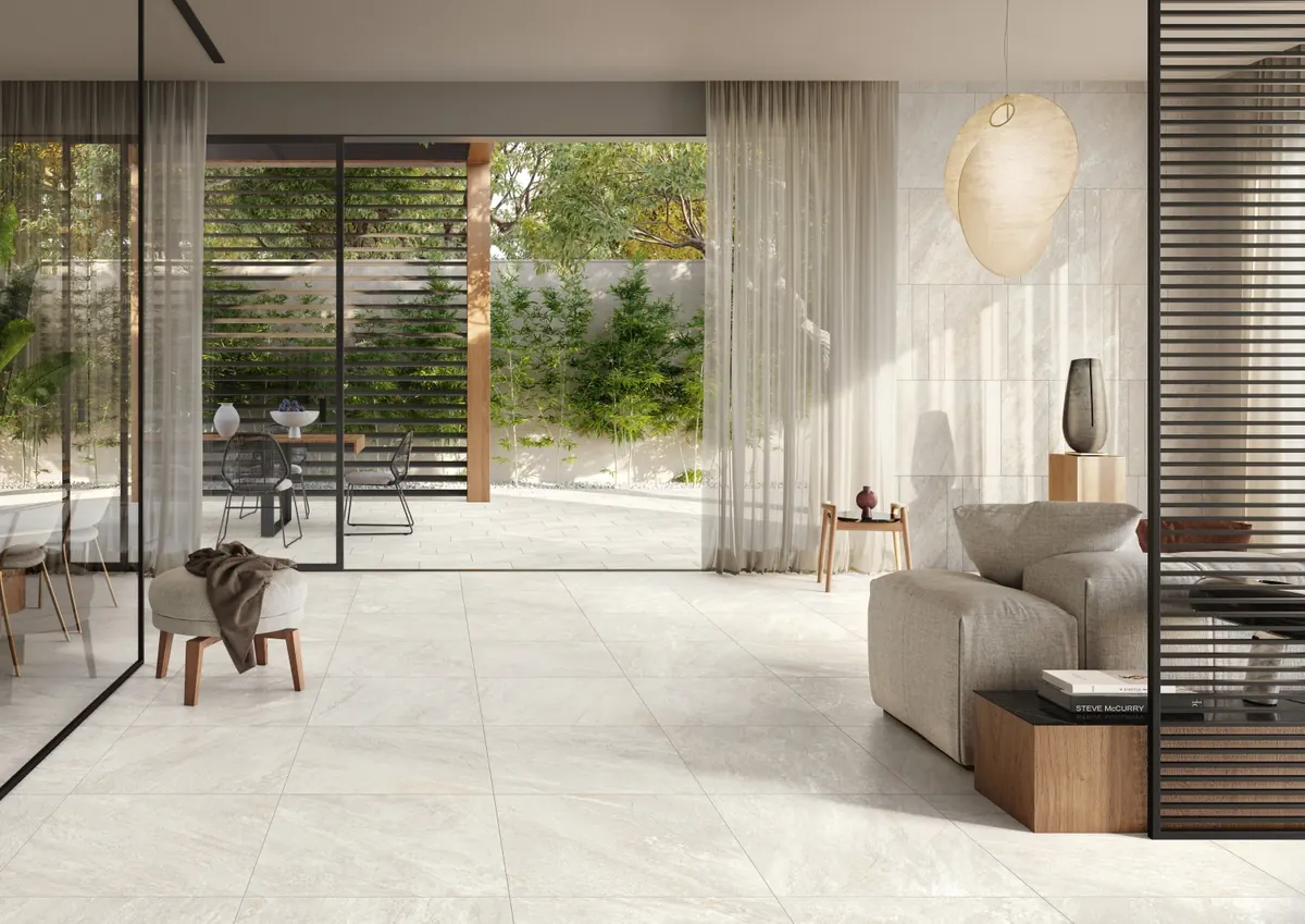 Gres Caesar QUARTZ ESSENCE efekt kamień - aranzacja w korytarzu z naturalnym swiatlem