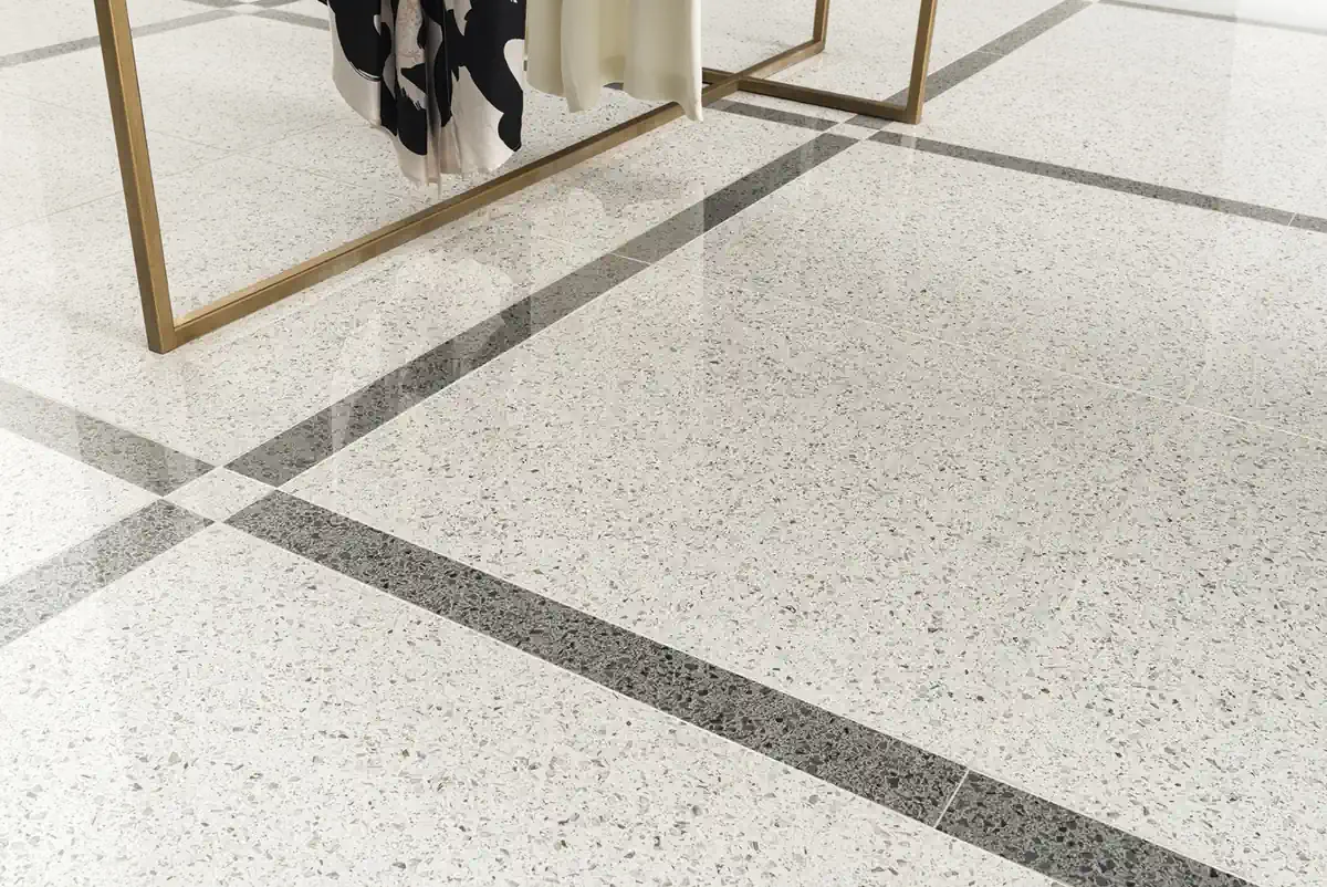 Gres Caesar AUTORE efekt terrazzo - aranzacja w przy kominku