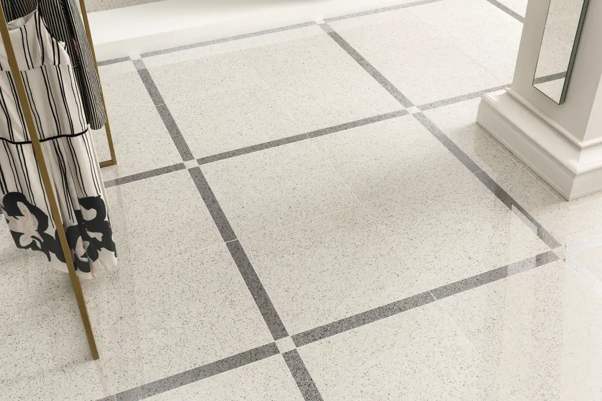 Gres Caesar AUTORE efekt terrazzo - aranzacja w korytarzu z naturalnym swiatlem