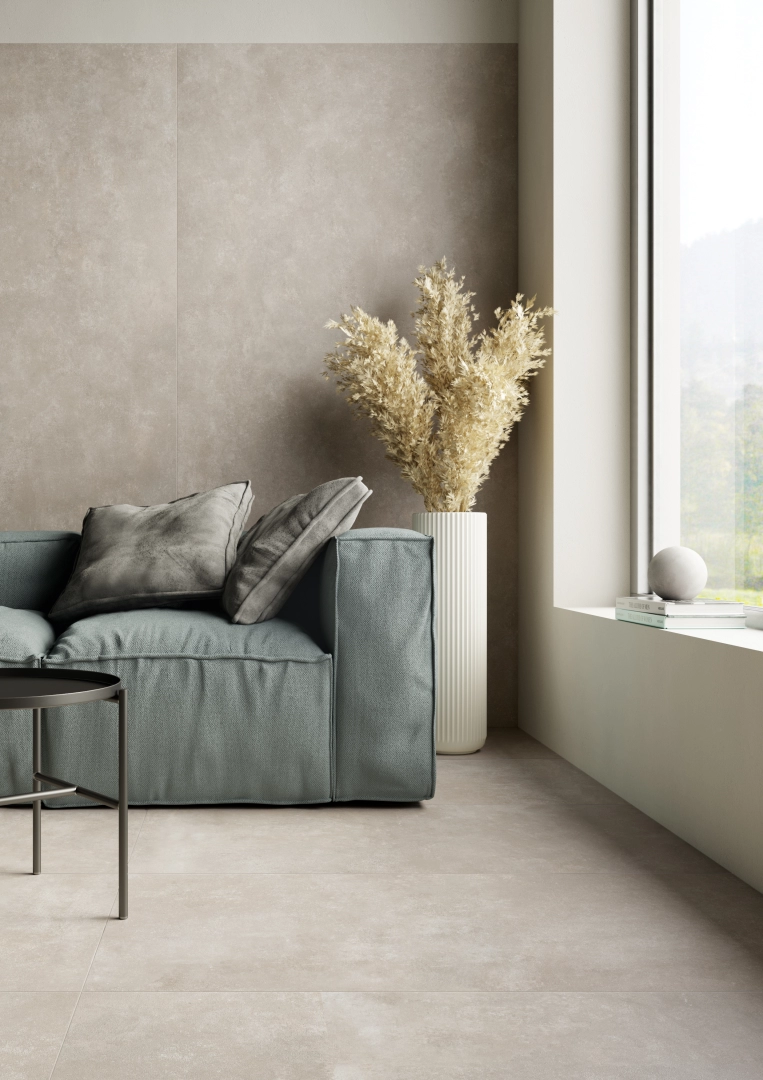 Gres Casalgrande Padana METROPOLIS efekt beton - aranzacja w korytarzu z naturalnym swiatlem