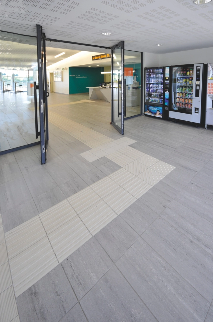 Gres Casalgrande Padana TACTILE efekt kolor - aranzacja w nowoczesnym salonie