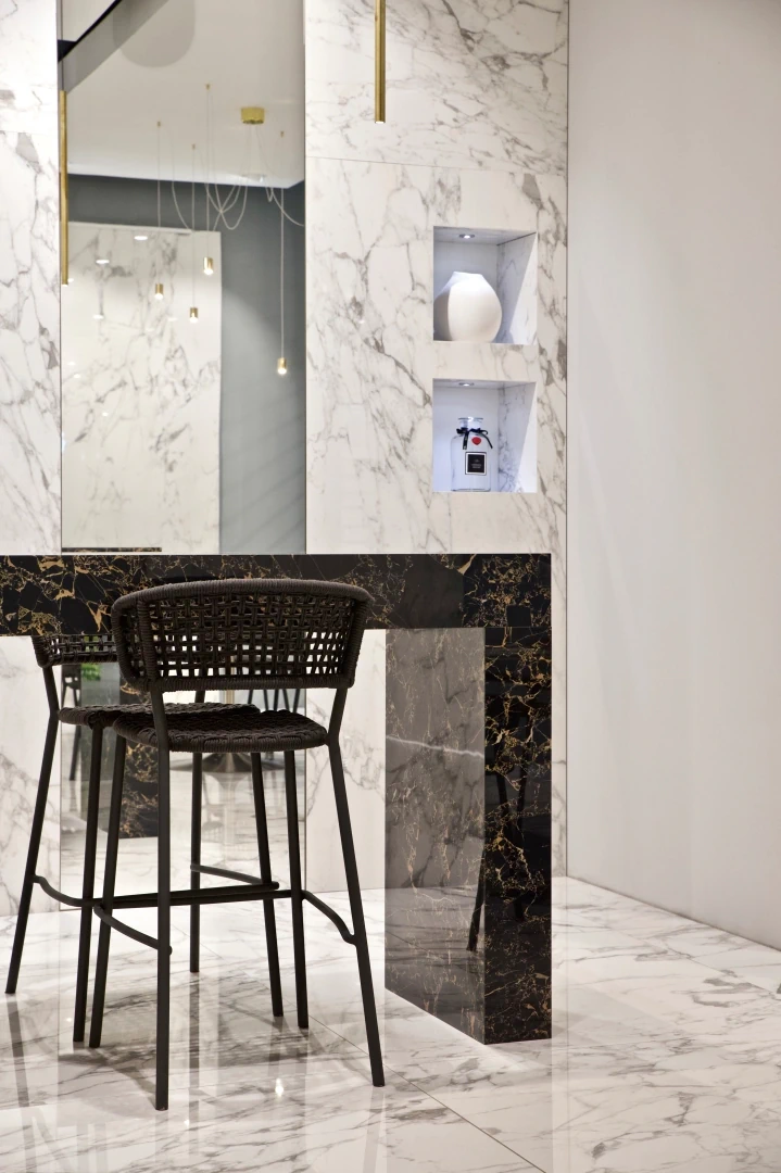 Gres Casalgrande Padana MARMOKER efekt marmur - aranzacja w eleganckiej lazience