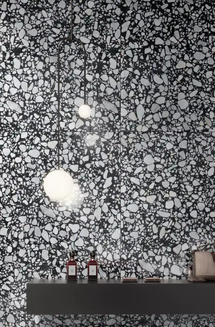 Gres Casalgrande Padana MACRO efekt terrazzo - aranzacja w korytarzu z naturalnym swiatlem