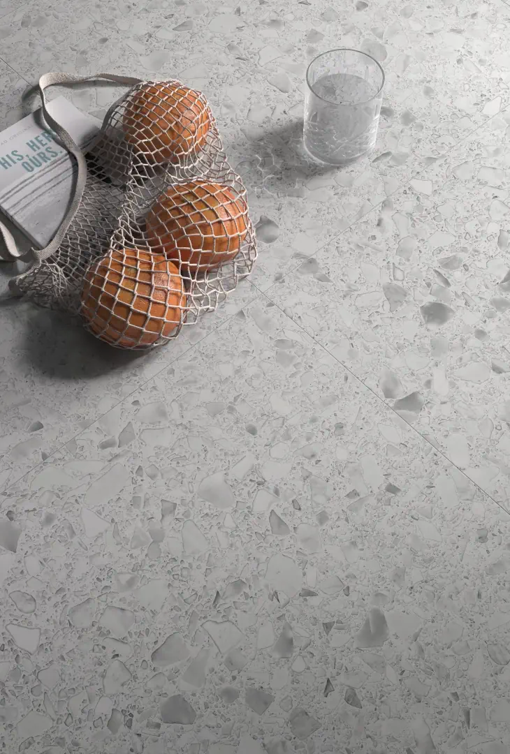 Gres Casalgrande Padana MACRO efekt terrazzo - aranzacja w przestronnym holu
