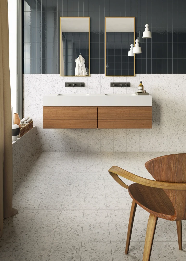 Gres Casalgrande Padana LE VILLE efekt terrazzo - aranzacja w korytarzu z naturalnym swiatlem