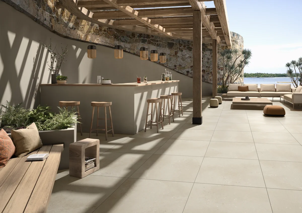 Gres Casalgrande Padana PIETRE DI SARDEGNA efekt kamień - aranzacja w korytarzu z naturalnym swiatlem