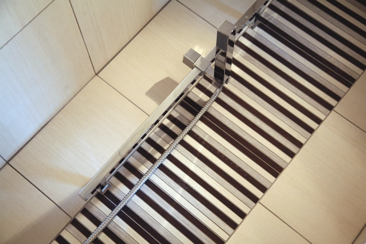 Gres Casalgrande Padana METALWOOD efekt drewno - aranzacja w nowoczesnym salonie