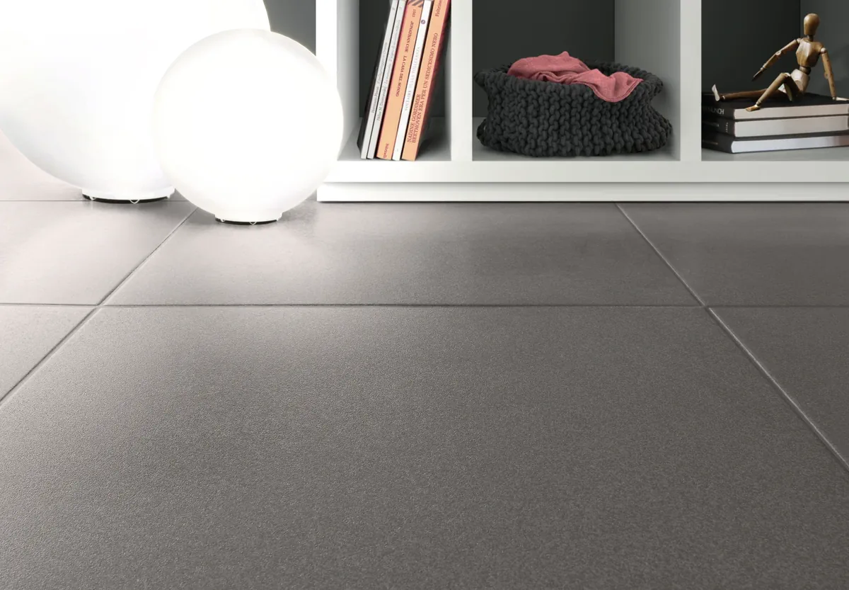 Gres Casalgrande Padana GRANITO EVO efekt kamień, terrazzo - aranzacja w przy kominku