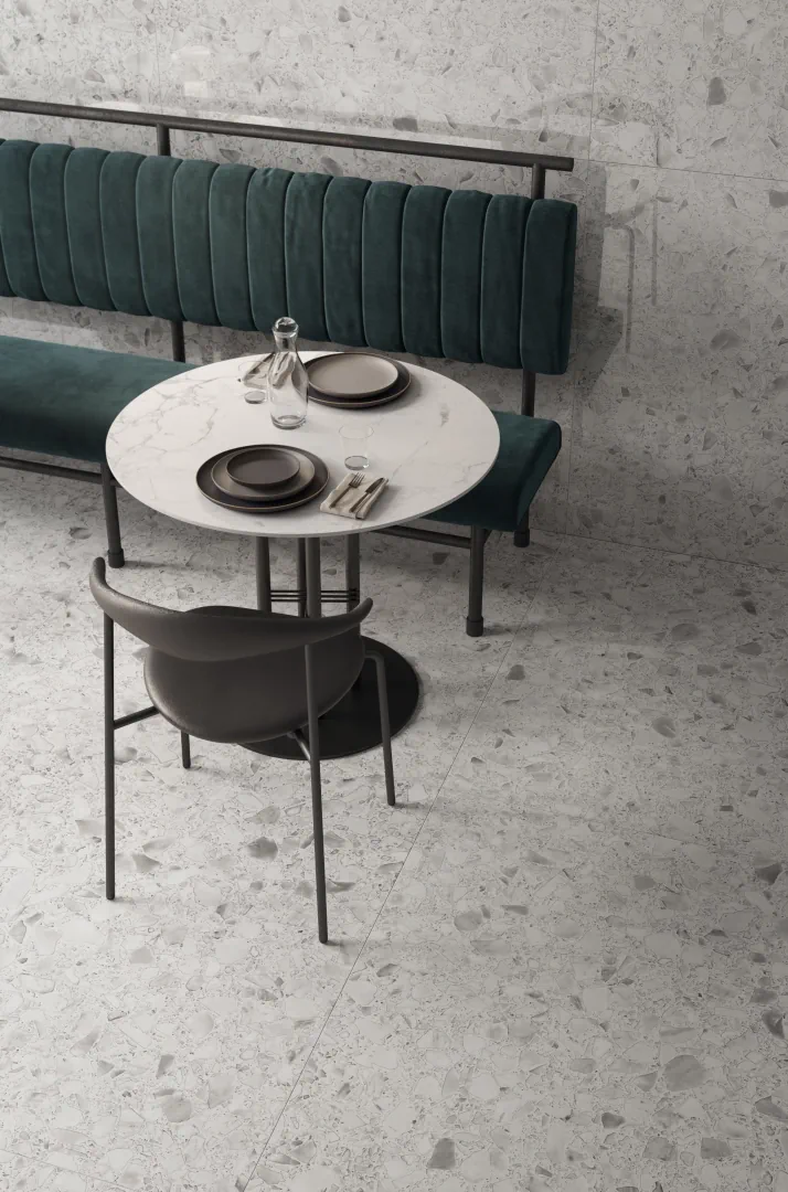 Gres Casalgrande Padana MACRO efekt terrazzo - aranzacja w nowoczesnym salonie