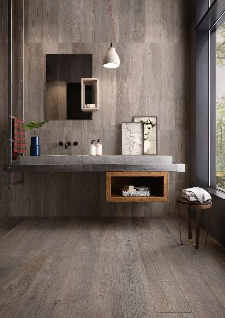 Gres Casalgrande Padana COUNTRY WOOD efekt drewno - aranzacja w korytarzu z naturalnym swiatlem