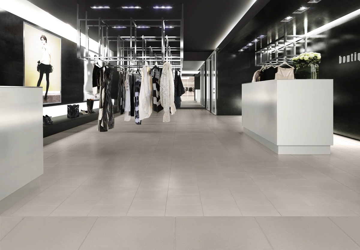 Gres Casalgrande Padana GRANITO EVO efekt kamień, terrazzo - aranzacja w korytarzu z naturalnym swiatlem